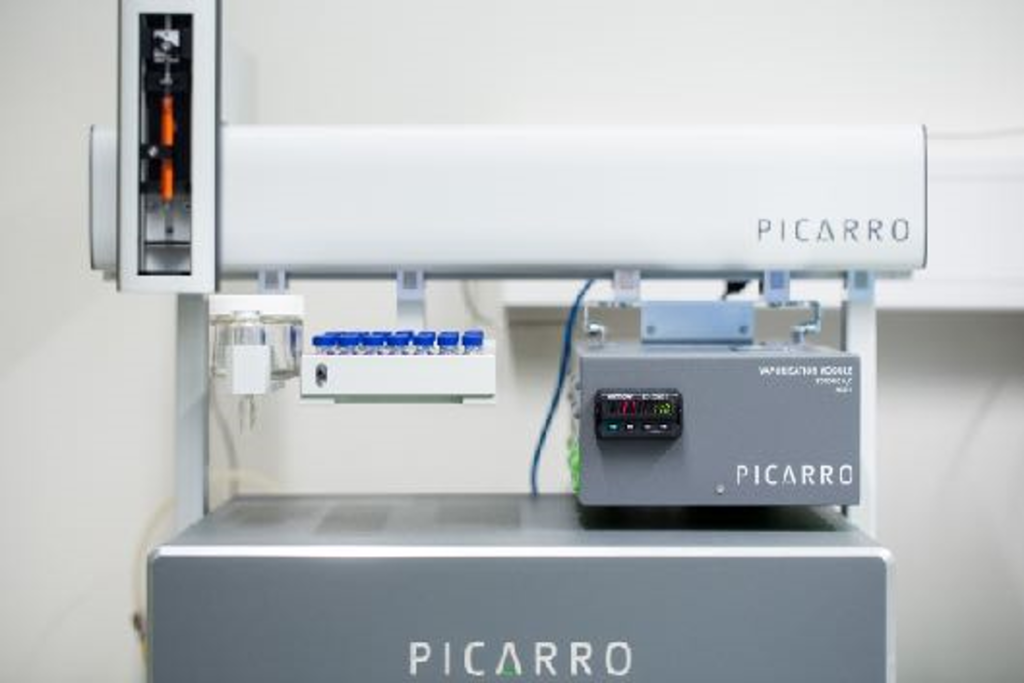 Automated sampling equipment for stable water isotopes